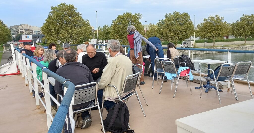 Wir sitzen auf dem Oberdeck und warten auf die Abfahrt. - 22.09.2024