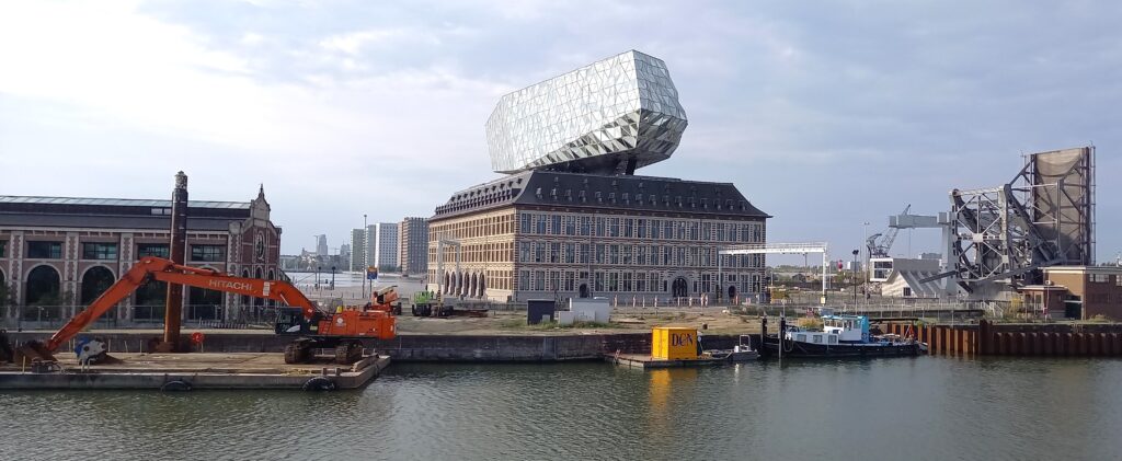 Hafenhaus Antwerpen: Der Hafen von Antwerpen ist der grösste Hafen Belgiens. Gemessen am Ladungsaufkommen in Tonnen ist er der zweitgrösste Hafen Europas und der siebzehnte weltweit. - 22.09.2024