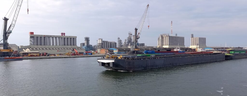 langes Frachtschiff an seinem Standplatz - 22.09.2024