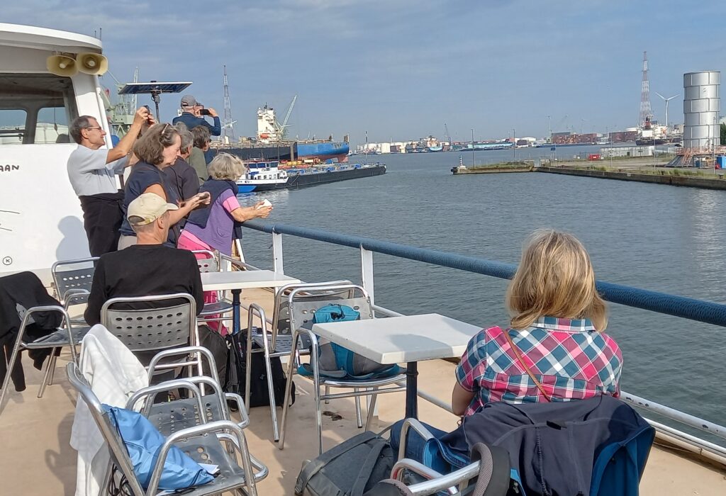 Von der FLANDRIA aus haben wir den besten Überblick innerhalb des Hafengeländes - 22.09.2024