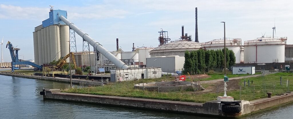 Ist das wohl eine weisse Flachdach-Feriensiedlung oder sind es doch eher Öltanker in Reih und Glied? - 22.09.2024
