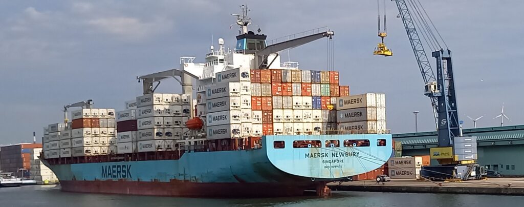 Die SINGAPORE von MAERSK NEWBURY wird gerade beladen. - 22.09.2024