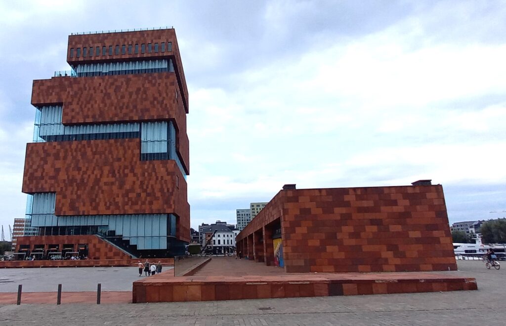 Das Museum aan de Stroom, kurz MAS, ist ein Museum in der an der Schelde gelegenen flämischen Hafenstadt Antwerpen, welches im Mai 2011 eröffnet wurde. - 22.09.2024