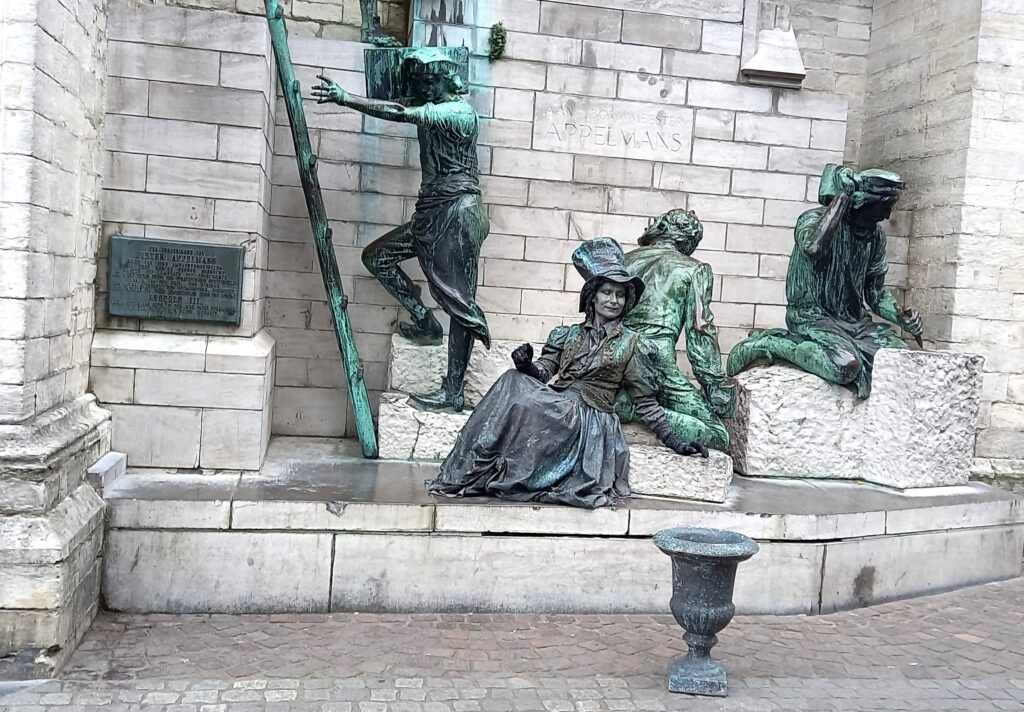 Das PIETER APPELMANS MONUMENT befindet sich direkt vor der Liebfrauenkathedrale. Pieter Appelmans (1373-1434) war einer der Architekten dieses wunderschönen religiösen Bauwerkes. - 22.09.2024