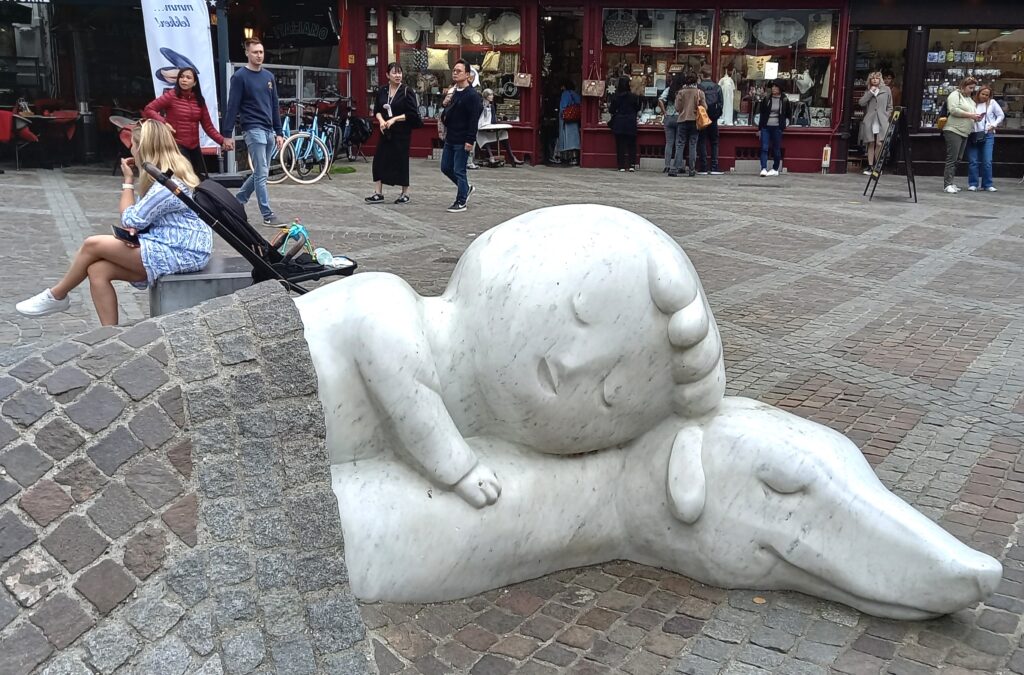 Nello, ein armer Waisenjunge, schliesst Freundschaft mit Patrasche, einem zurückgelassenen Zughund. Zusammen ziehen sie jeden Tag in die Stadt. Dort besuchen sie oft die Liebfrauenkathedrale, wo Nello die Gemälde von Rubens bewundert. - 22.09.2024