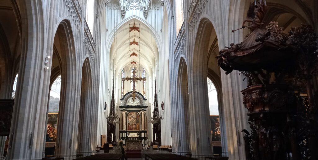 näher zum Chorraum mit Altar und Kreuz - 22.09.2024