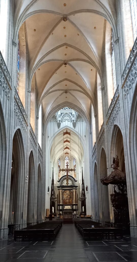 Chorraum mit Altar - 22.09.2024