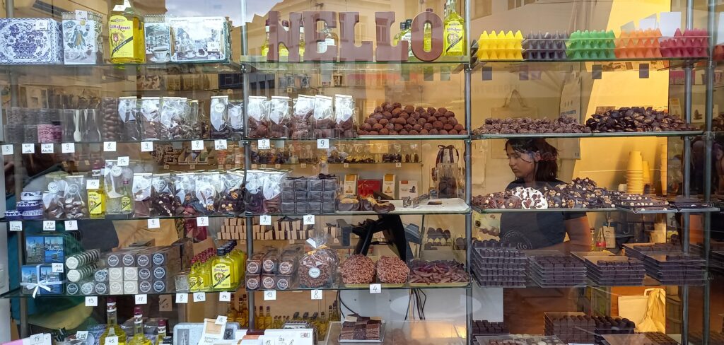 Allerlei belgische Schokoladen-Spezialitäten im Angebot. 22.09.2024