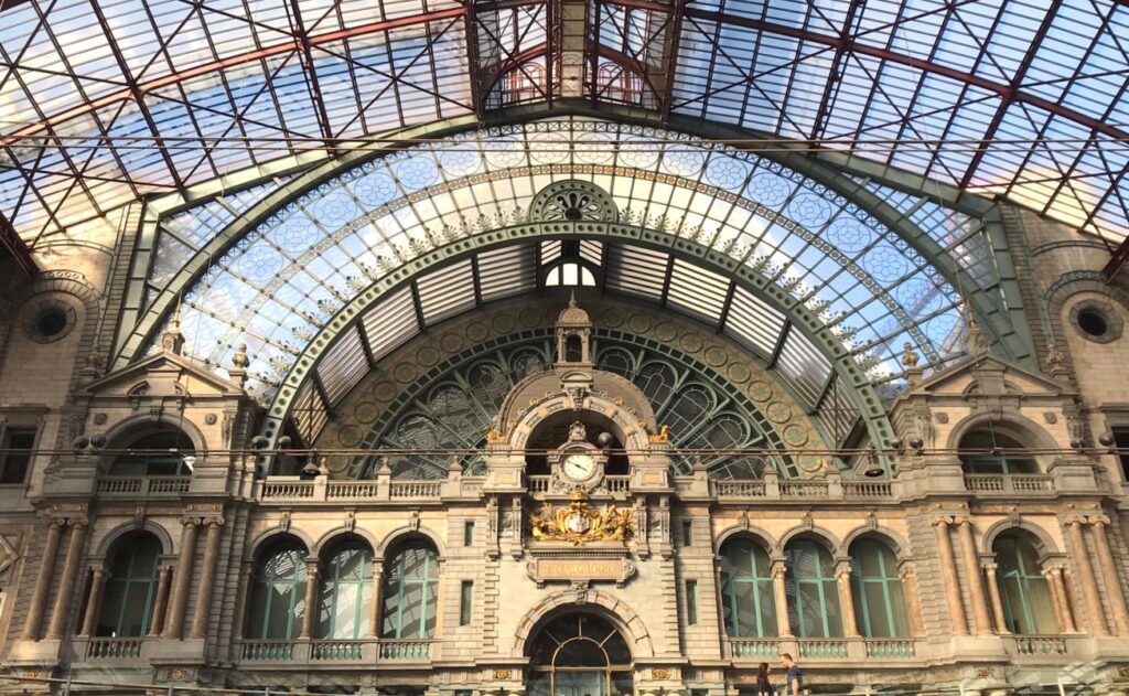 Der Bahnhof Antwerpen-Centraal ist ein Bahnhof der NMBS/SNCB in Antwerpen. Der ehemalige Kopfbahnhof wird täglich von etwa 540 Zügen befahren. Am Ende des 19. Jahrhunderts begannen die Arbeiten am heutigen Bahnhof, der von dem Architekten Louis Dela Censerie im eklektischen Stil konzipiert wurde. - 21.09.2024