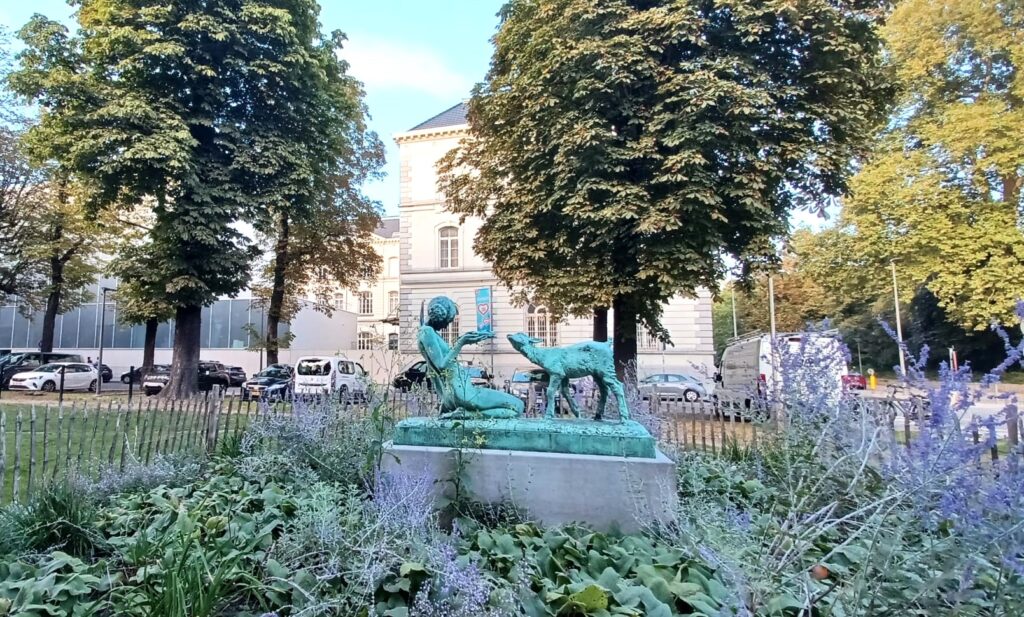 kleiner Park mit Statue in Antwerpen - 21.09.2024