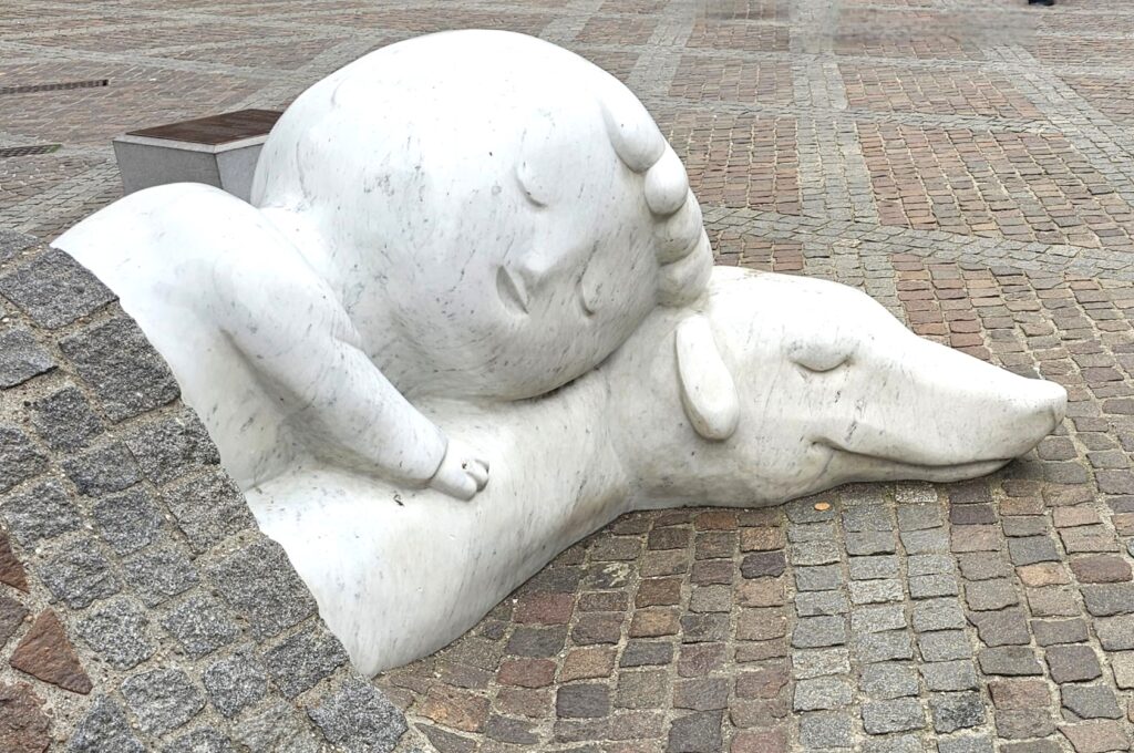 Der kleine NELLO ist sehr müde und legt sich deshalb auf seinen treuen Hundefreund PATRASCHE. - 22.09.2024