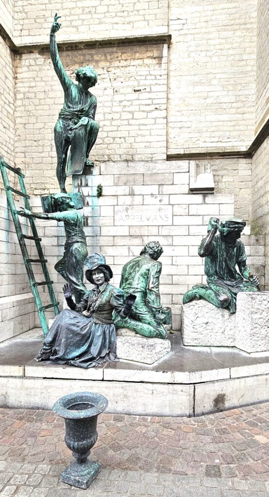 Im Vordergrund sitzt eine Pantomimen-Statue, welche sich als Teil des Pieter Appelmans Monumentes darstellen möchte. - 22.09.2024