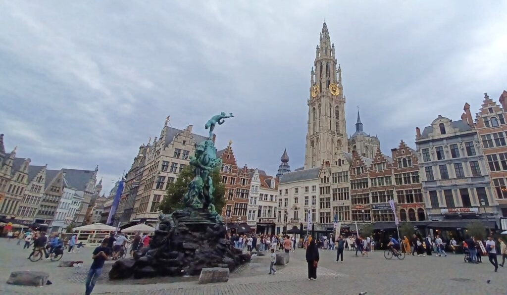 beim BRABOBRUNNEN auf dem Grote Markt; im Hintergrund die gotische LIEBFRAUENKATHEDRALE - 22.09.2024