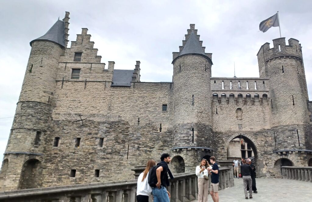 Die Burg Steen am rechten Scheldeufer ist die Stadtburg von Antwerpen. Hier treffen wir unsere versierte Stadtführerin, Claudia - 22.09.2024