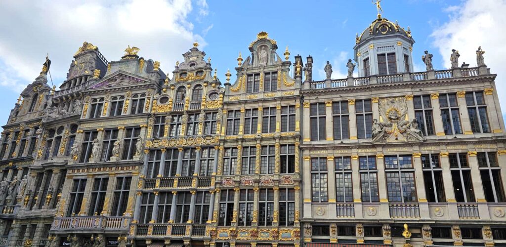 Der Palais de la Nation oder auch "Chambre des représentants de Belgique" ist das belgische Regierungsgebäude. Es liegt auf der östlichen Seite des Parc de Bruxelles, also genau gegenüber dem Königlichen Palast. - 23.09.2024