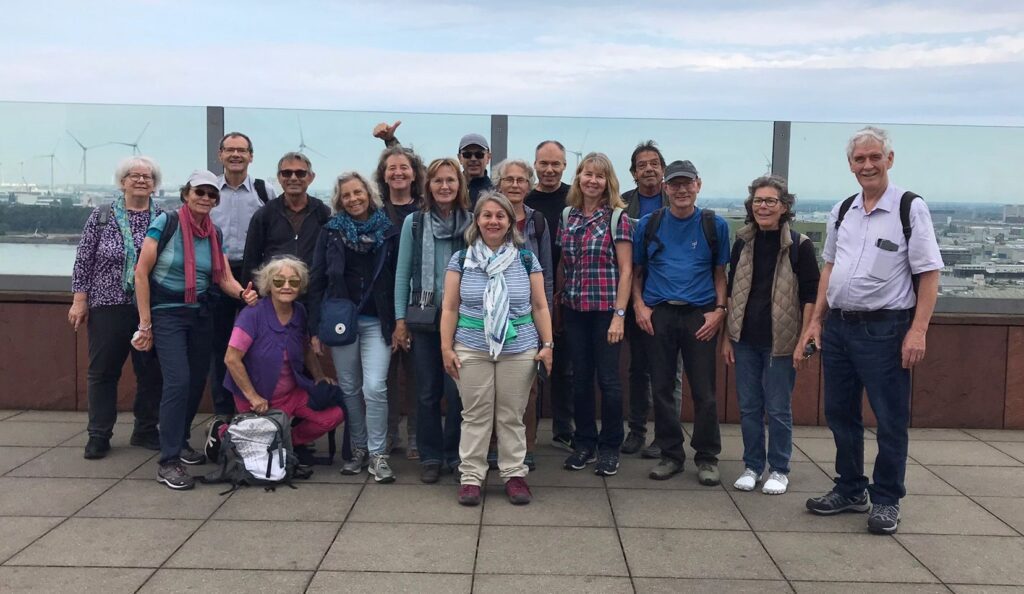 Gruppenfoto auf dem Aussichtsdach des MAS - 22.09.2024