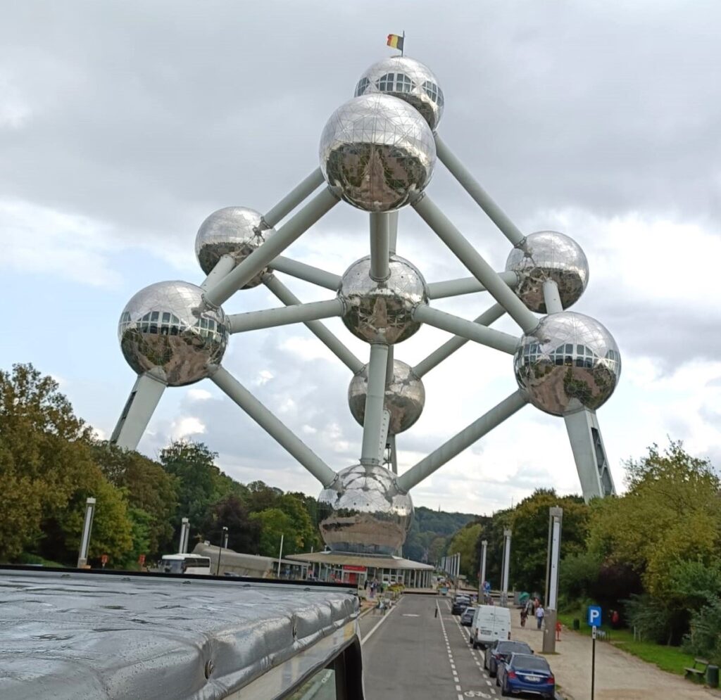 Die Hopp-on/Hopp-off Tour führt am ATOMIUM vorbei. Das im Jahr 1958 in Brüssel, anlässlich der Weltausstellung Expo 58, errichtete Bauwerk mit 102 Metern Gesamthöhe wurde vom Ingenieur André Waterkeyn und von den Architekten André und Jean Polak entworfen. - 23.09.2024