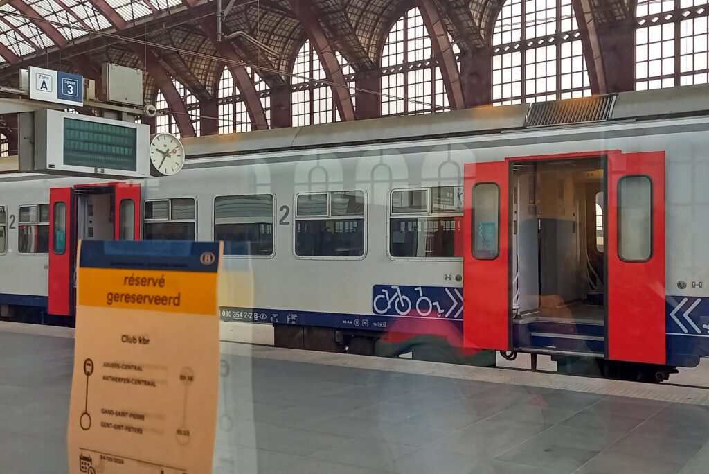 Sogar im Zug von ANTWERPEN-CENTRAAL nach GENT-SINT-PIETERS wurden für den Club kbr Sitzplätze reserviert. - 24.09.2024