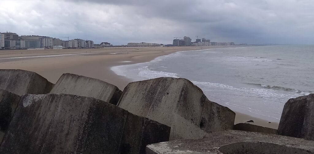 Der Ostender Sandstrand ist 7 km lang und im Hochsommer sehr beliebt und belebt. - 24.09.2024