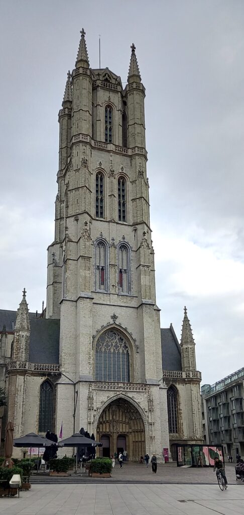 Die römisch-katholische St.-Bavo Kathedrale befindet sich in der zweitgrössten belgischen Stadt Gent. Sie ist nach dem heiligen Bavo benannt. - 24.09.2024