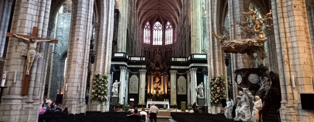 Innenraum der Kathedrale St. Bavo mit seinen verschiedenen Baustilen (gotische, barocke, romanische und gotische Brabanter Architektur) - 24.09.2024