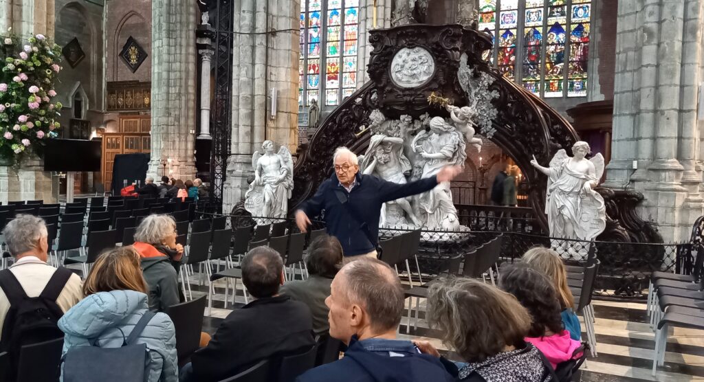 Unser engagierter Stadtführer, Philippe, erklärt uns die diversen barocken Engelsfiguren. - 24.09.2024