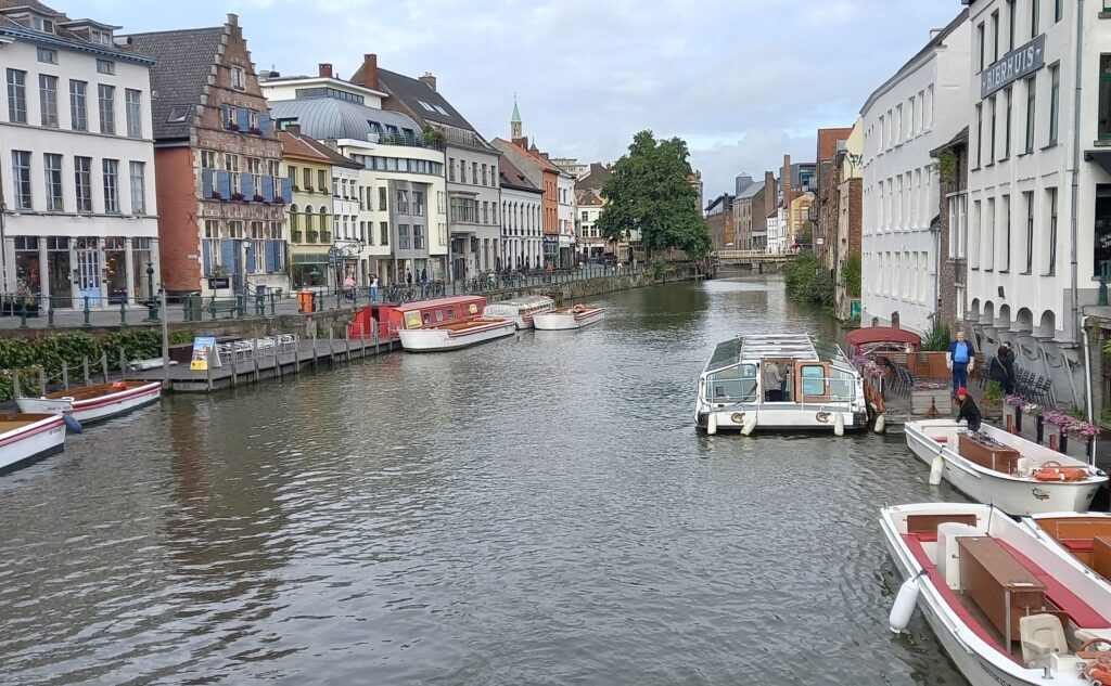 Die Leie kann wirklich als eine der wichtigsten Genter Attraktionen bezeichnet werden. Der Fluss, welcher in Nordfrankreich entspringt, nimmt in der Wasserstadt einen prominenten Platz ein. - 24.09.2024