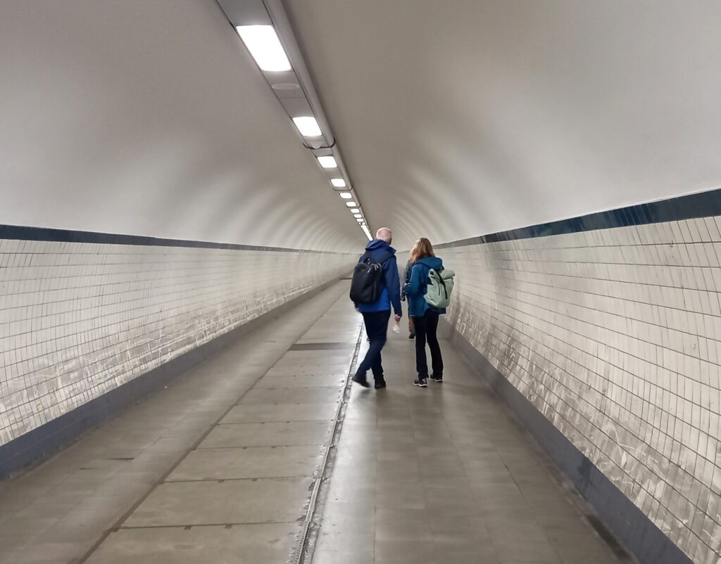 Der Sint-Annatunnel in Antwerpen ist ein denkmalgeschützter Fahrrad- und Fussgängertunnel, der im Zentrum der Stadt die Schelde unterquert. - 25.09.2025