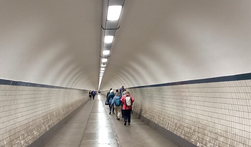 Wir unterqueren den Sint-Annatunnel, um auf die andere Seite der Schelde zu gelangen. (Dauer: ca. 15 Minuten) - 25.09.2025