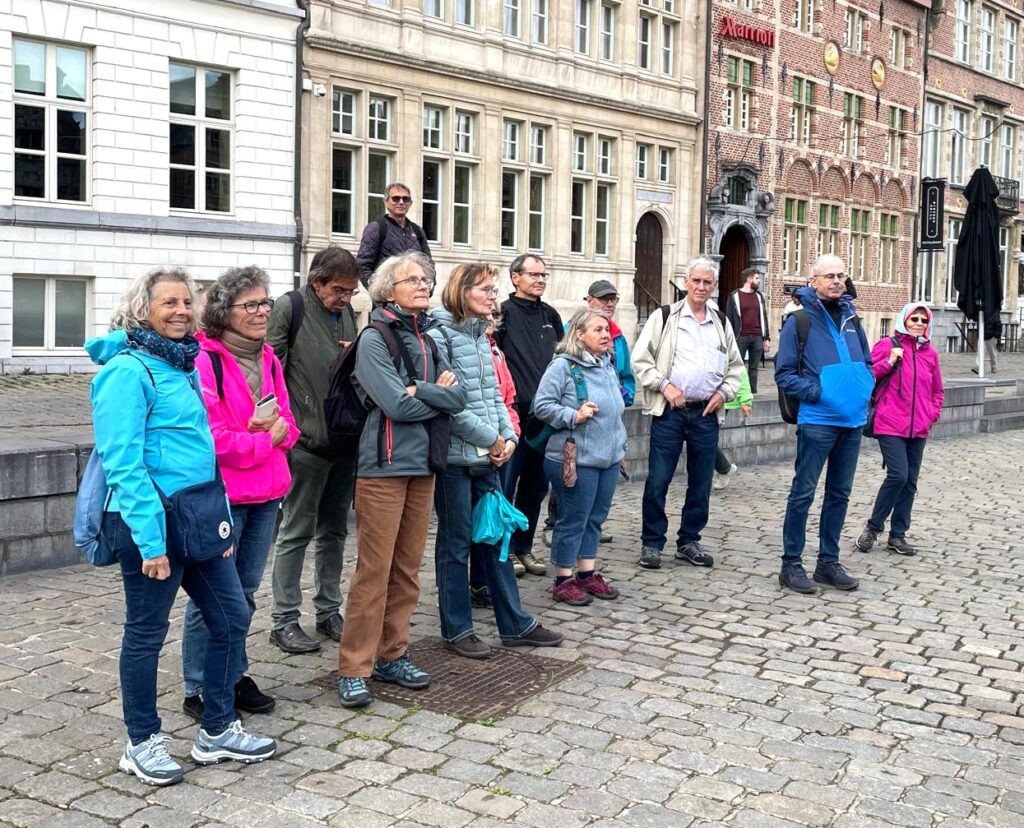 Gruppenfoto mit Blick Richtung Häuserzeile - 24.09.2024