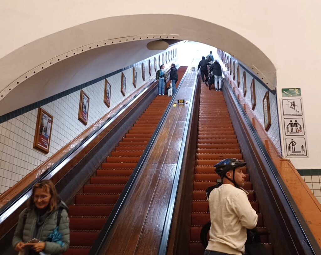 Bildergalerie entlang der Rolltreppe im Sint-Annatunnel - 25.09.2024