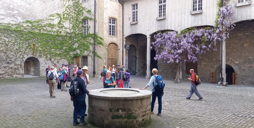 im Innenhof vom Schloss Bulle 02.05.2025
