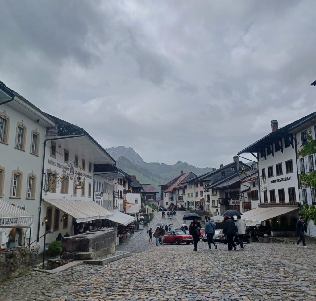 schmuckes, mittelalterliches Städtchen Gruyères - 03.05.2025