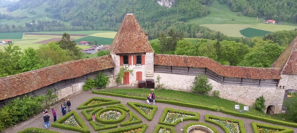 Blick auf den Schlossgarten im Innenhof - 03.05.2025