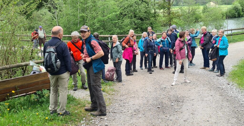 Rundwanderung vom Schloss Greyerz, via die Ortschaft Enney, zurück zum Bahnhof Gruyères - 03.05.2025