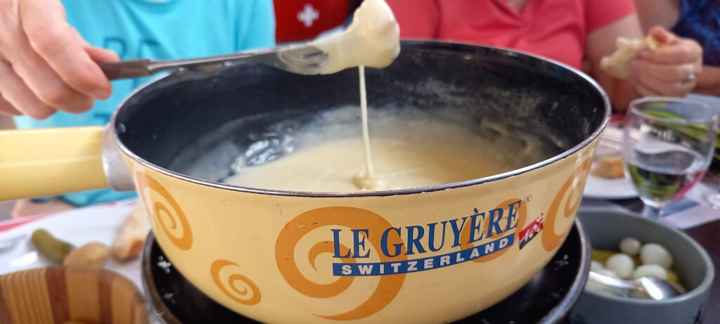 Ein sehr geschätzter Zeitgenosse: Fondue moitié-moitié. Käsemischung: 50% Gruyère und 50% Vacherin. - 03.05.2025