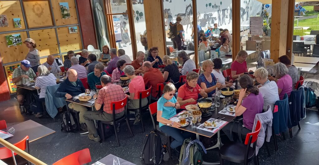 En Guetä mitenand!: Die gesamte Gruppe beim Käsegenuss. - 03.05.2025