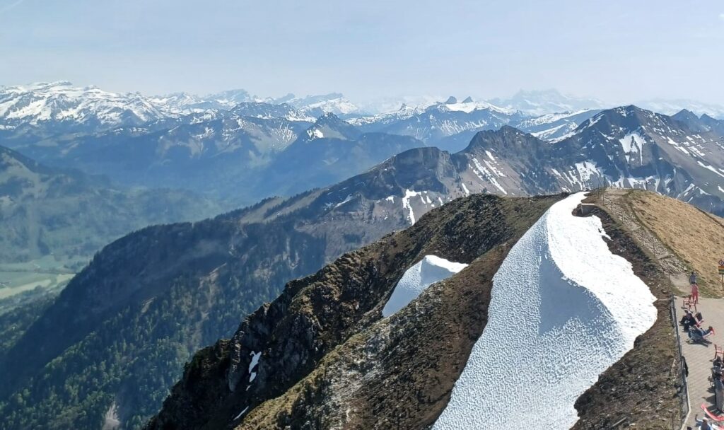 Auf dem Gipfel des Moléson eröffnet sich uns eine tolle Rundsicht - 02.05.2025