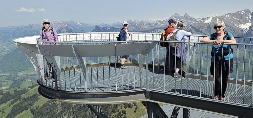 Bei schönem Wetter bietet die Aussichts-Plattform ein besonderes Bergerlebnis - 02.05.2025