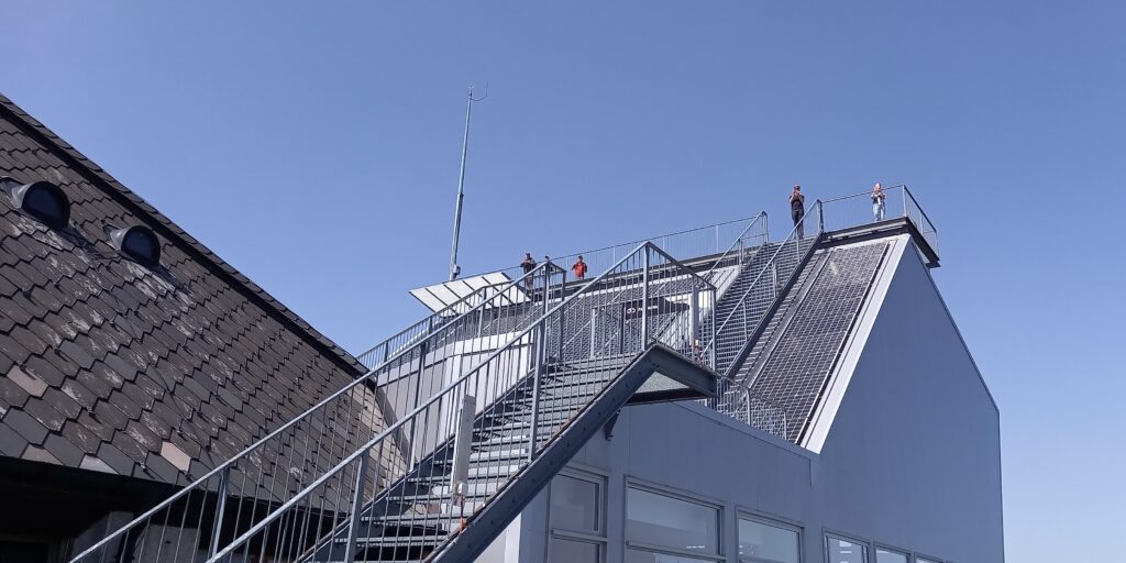 Mit der Treppe geht es hinauf zur Panorama-Plattform - 02.05.2025