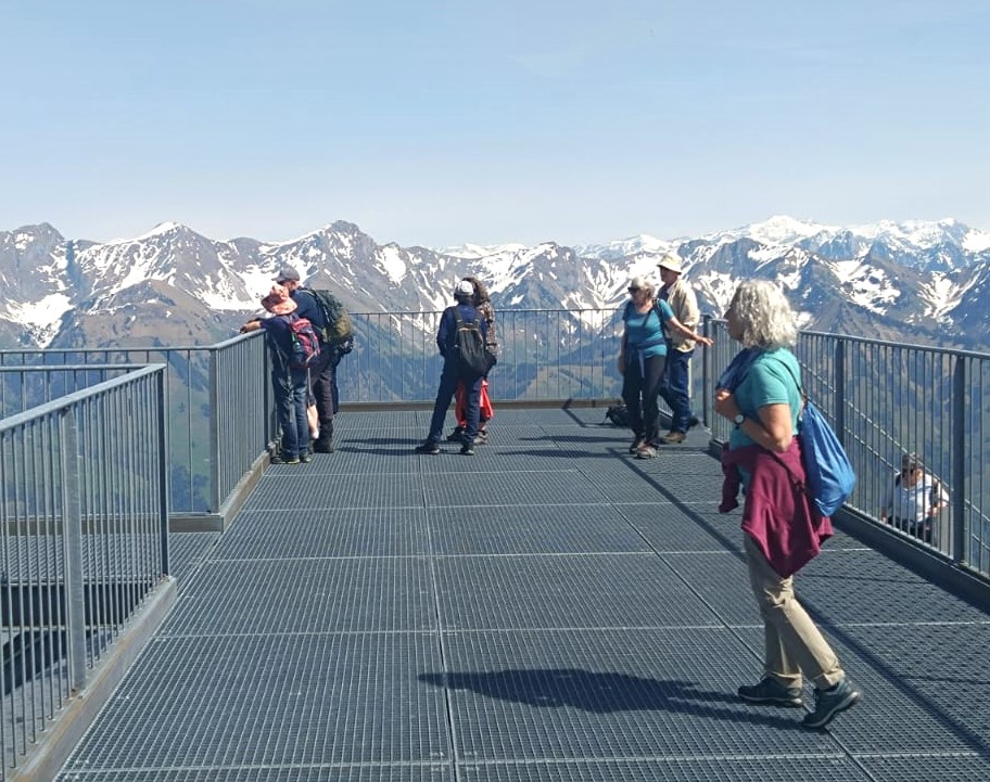 Hier oben geniessen wir den herrlichen Rundblick auf 2002 m. - 02.05.2025