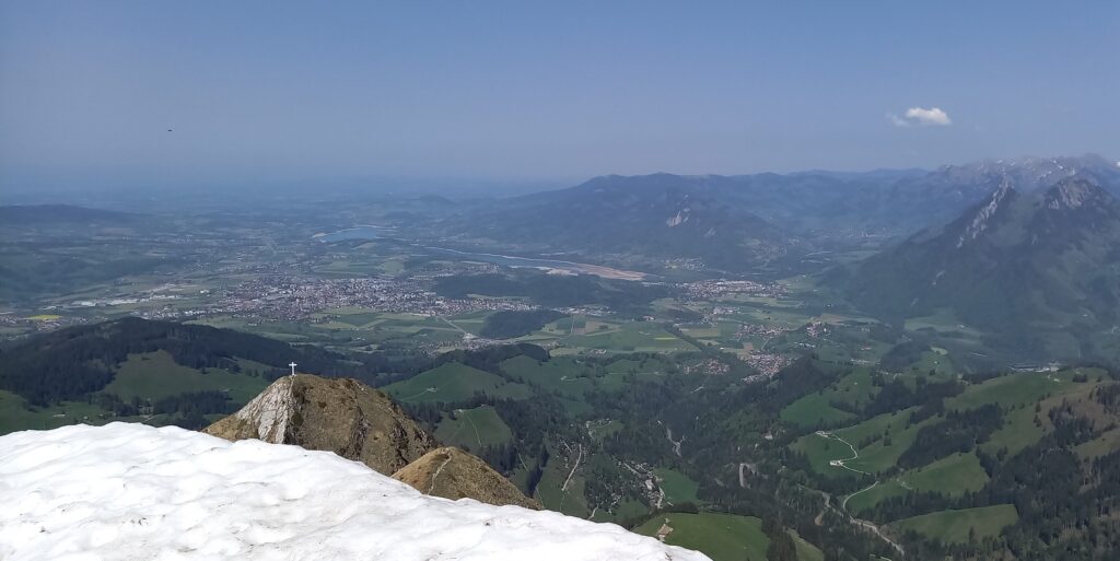 Letzte Schneeresten, die Stadt Bulle und der Greyerzersee ergeben eine wunderschöne Kulisse - 02.05.2025