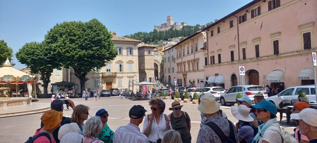 Unter kundiger Führung besuchten wir die Basilika Santa Chiara, die Altstadt und zum Schluss..... - 07.06.2025