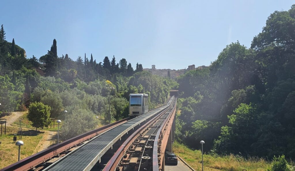 Besuch von Perugia. Mit der modernen Standseilbahn gelangten wir von der Unterstadt in die obere Altstadt - 08.06.2025