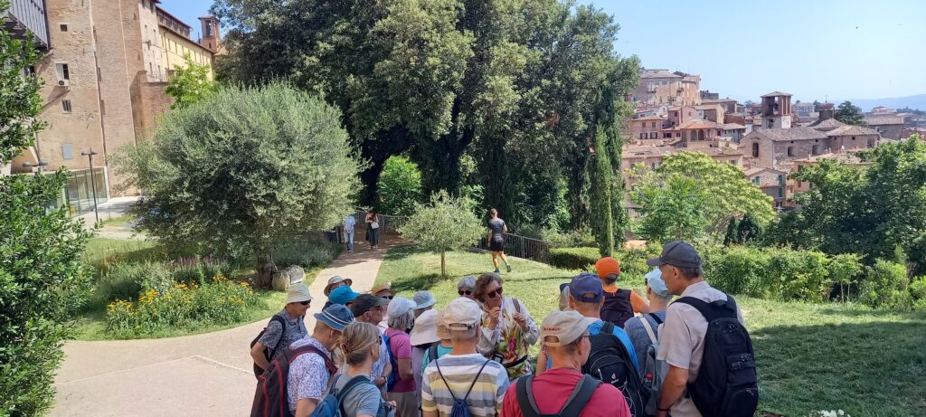 Oben in der Altstadt angekommen, erwartete uns die Stadtführerin, welche uns durch das historische Perugia begleitete - 08.06.2025