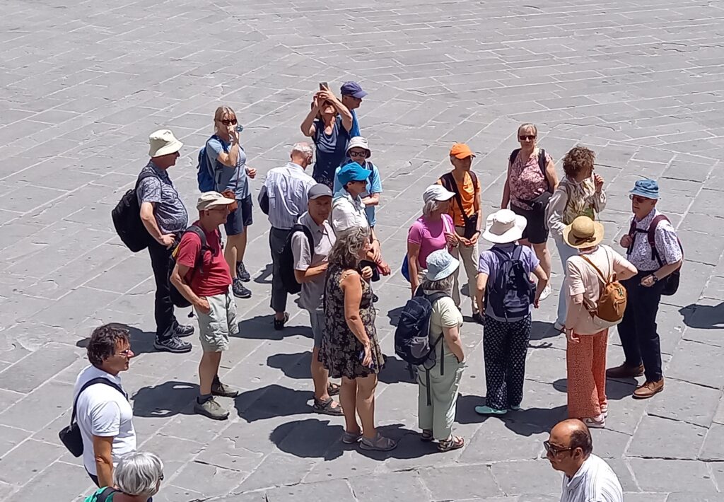 Kurze Verschnaufpause und staunen über die schönen umliegenden Gebäude - 08.06.2025