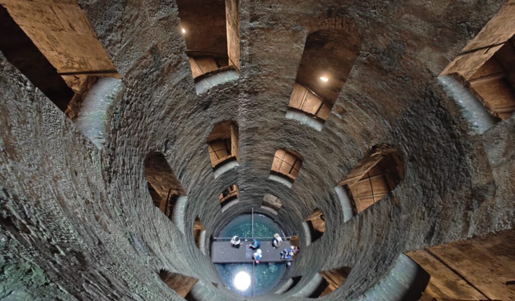 Transfer mit Privatbus von Passignano Richtung Castiglione della Pescaia mit Zwischenhalt in Orvieto, wo wir in den eindrücklichen und begehbaren Brunnenschacht San Patrizio. hinunterstiegen. - 10.06.2025