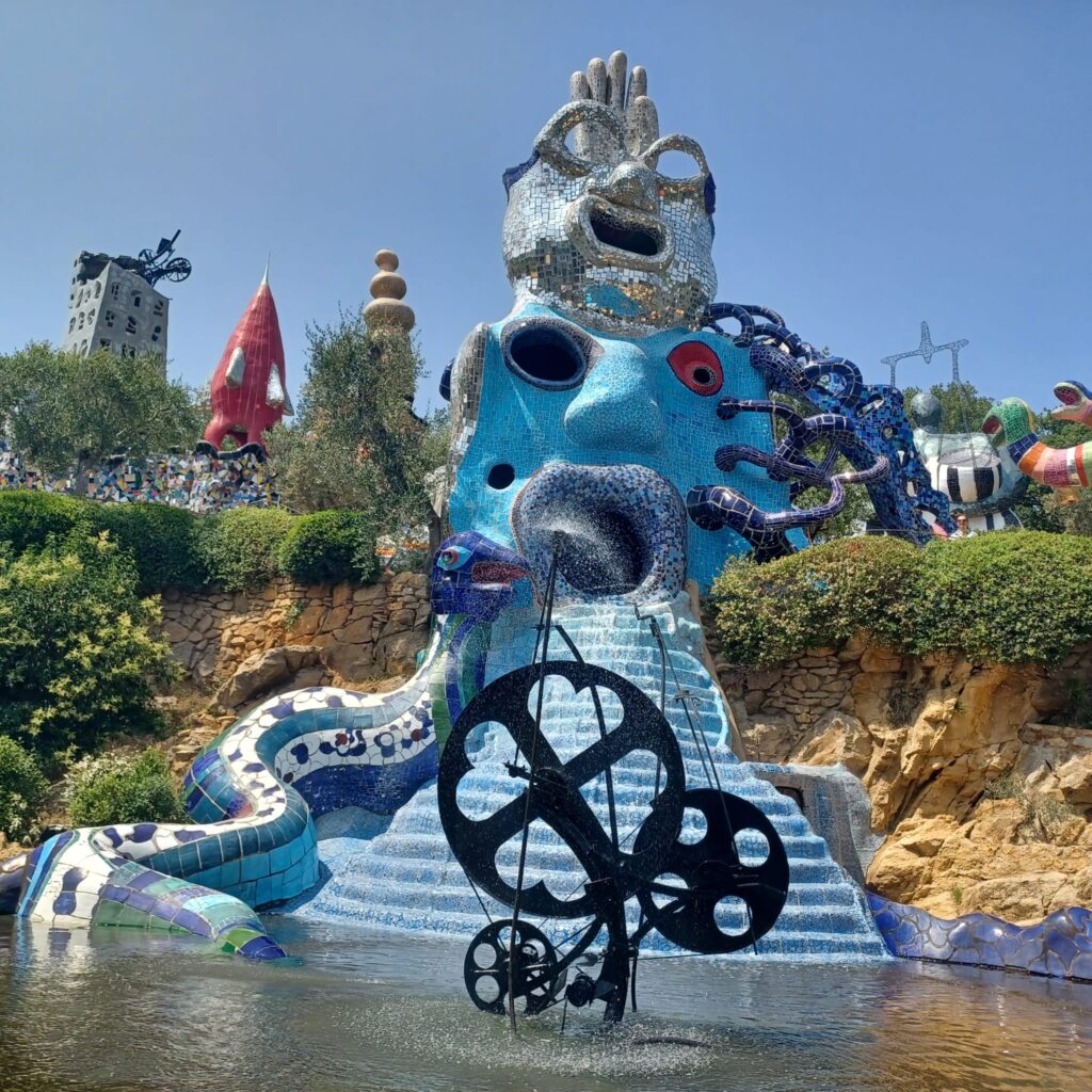 Farbige Kunstwerke inmitten grüner Landschaft - 14.06.2025
