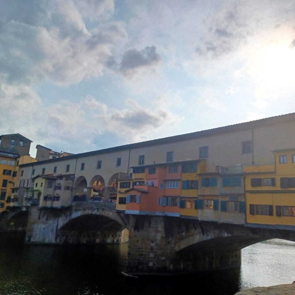 Ponte Vecchio über dem Fluss Arno. - 05.06.2025
