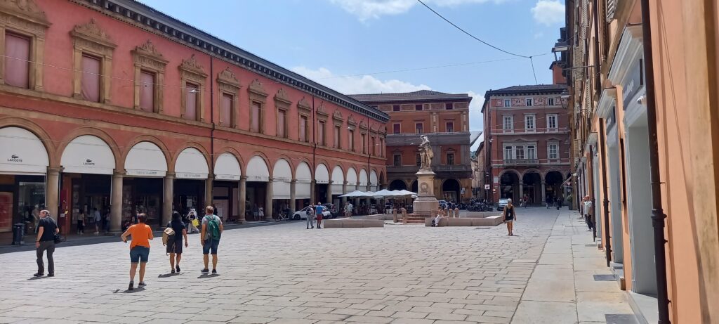 Bologna ist bekannt für seine, bis zu 60 km langen, Arkaden (Säulengänge). - 06.06.2025